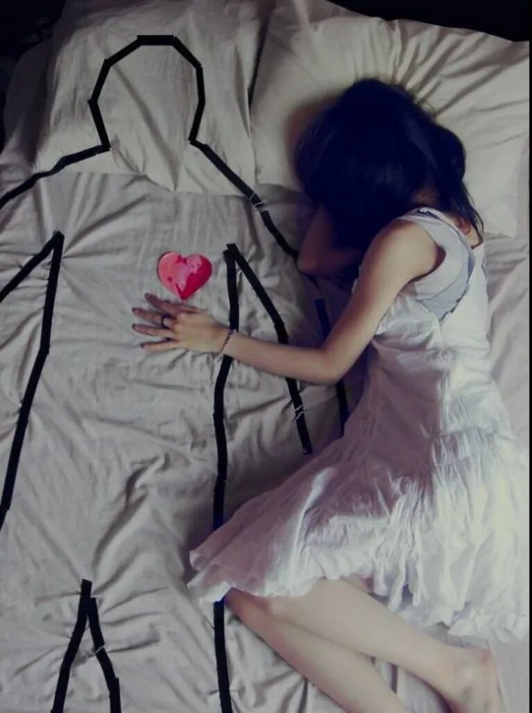 Безответная любовь. Неразделенная любовь. Одинокая девушка в постели.