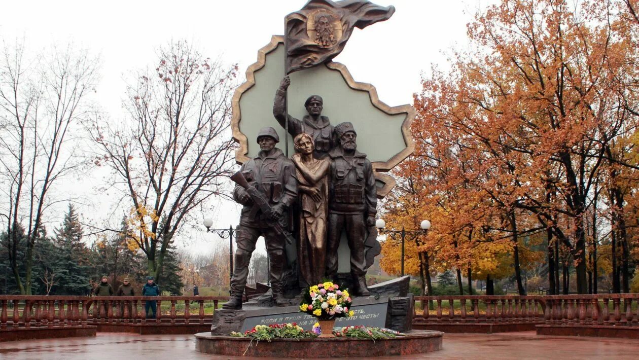 Фото: Они отстояли Родину, памятник, мемориал, Луганск, cквер Памяти - Яндекс Ка