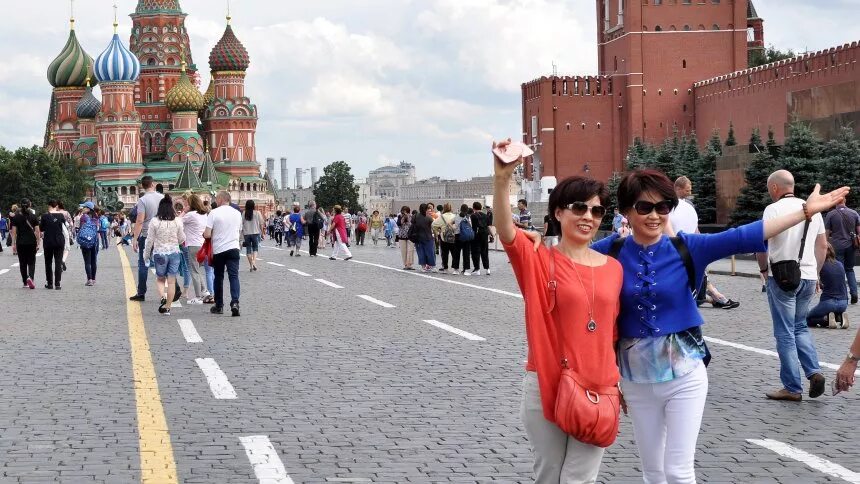 иностранцы в москве. иностранцы на красной площади. иностранцы зимой на красной площади. красный иностранец. иностранные туристы в россии.