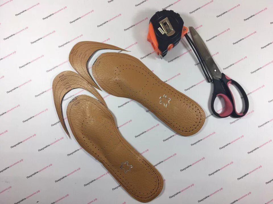 Кроссовки с кожаной стелькой. Как почистить кожаные стельки. Как постирать стельки из кожи. Тапок белый резиновый. Чистка замши.