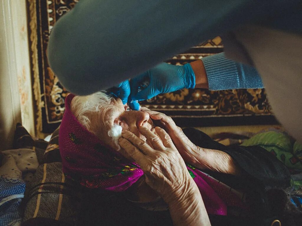 Бабушка знахарка. Радостная бабушка. Бабулька знахарка. Старушка знахарка. Бабки лечащие детей.