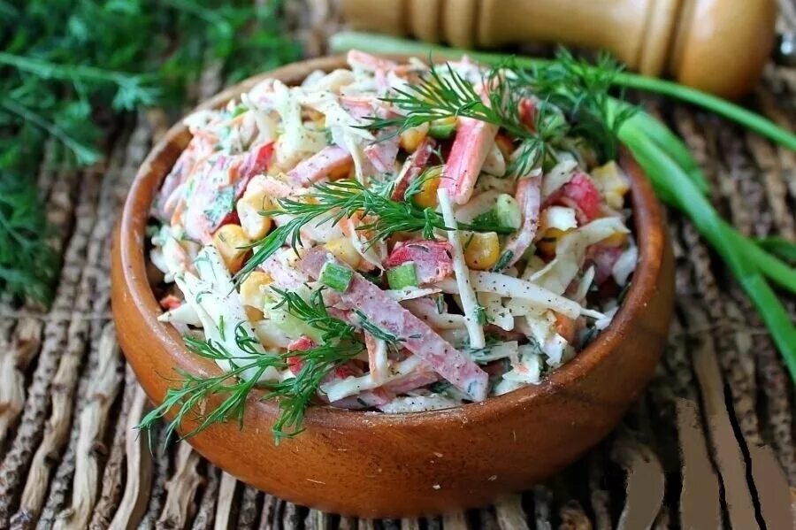 Рецепт вкусных салатов с колбасой. Салат с копченой колбасой. салат с копчен колб. салат с капустой и колбасой. салат с колбасой и огурцами.