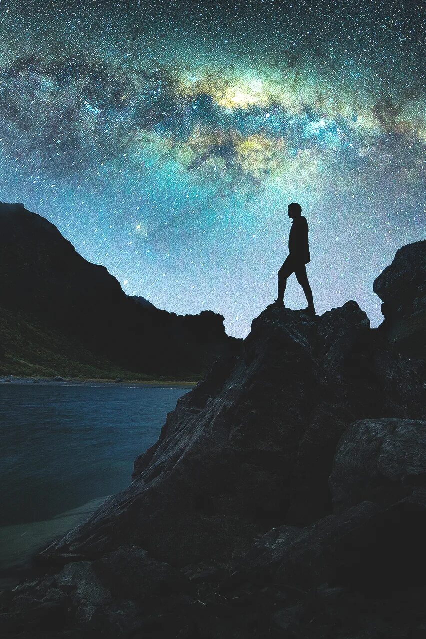 Горы звезды человек. Человек на горе ночь. Человек на вершине холма. Горы космос человек. Звездное небо.