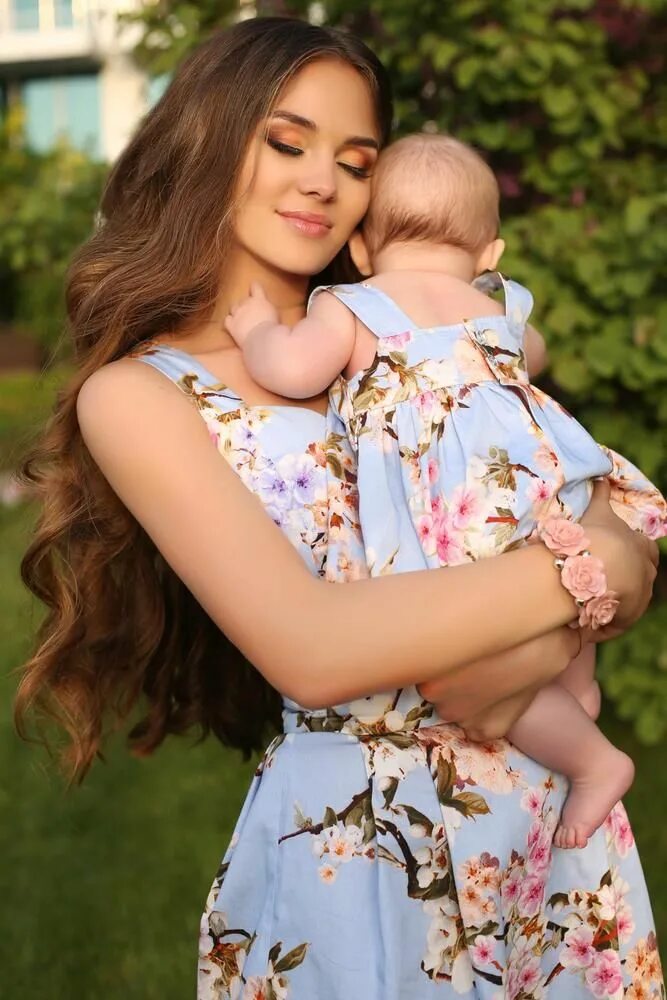 Like mom like daughter. Family look мама и дочка. Мама влюбилась в дочь. Женщина 22 года красивая с дочкой. Дочка влюбилась.