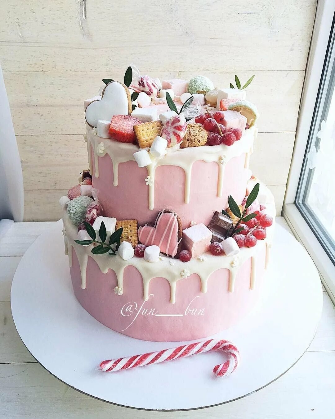 Двухъярусный торт на день рождения девочке. Двухъярусный торт для дев. Трехъярусный торт для девочки. Двухъярусный торт для девочки. Яркий торт для девочки.