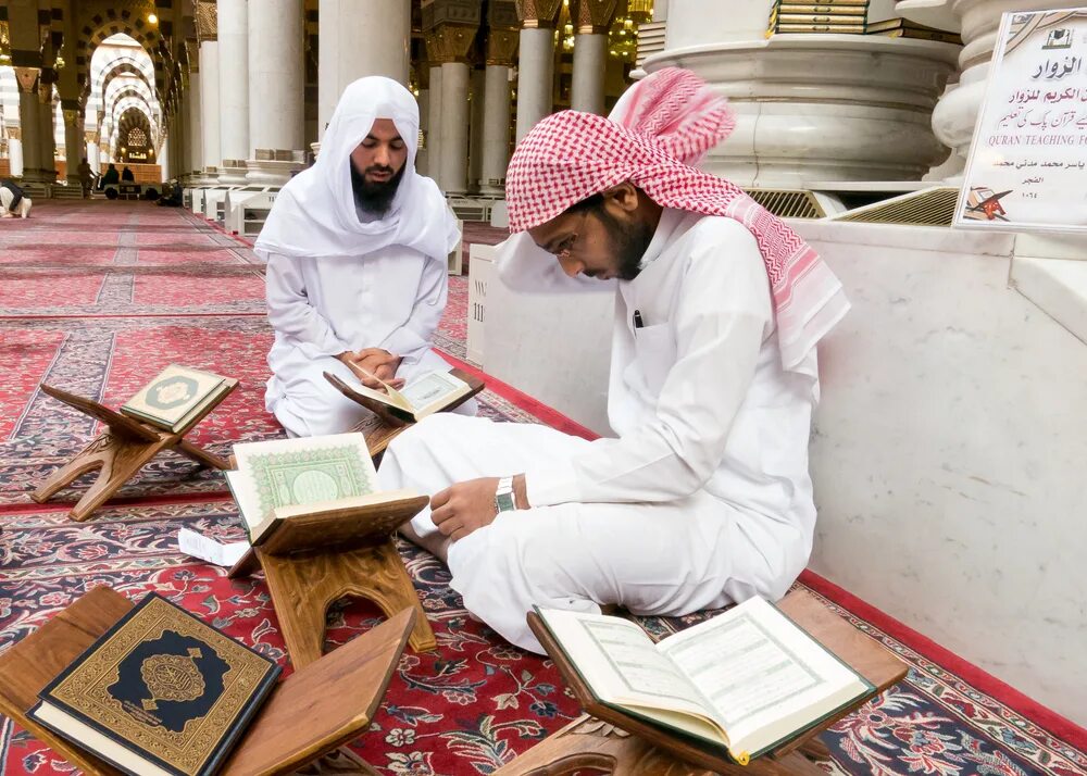 Читают коран mp3. Коран Саудовская Аравия. Коран и Сауд Аравия. Учитель мусульманин. Коран красный Саудовская Аравия.