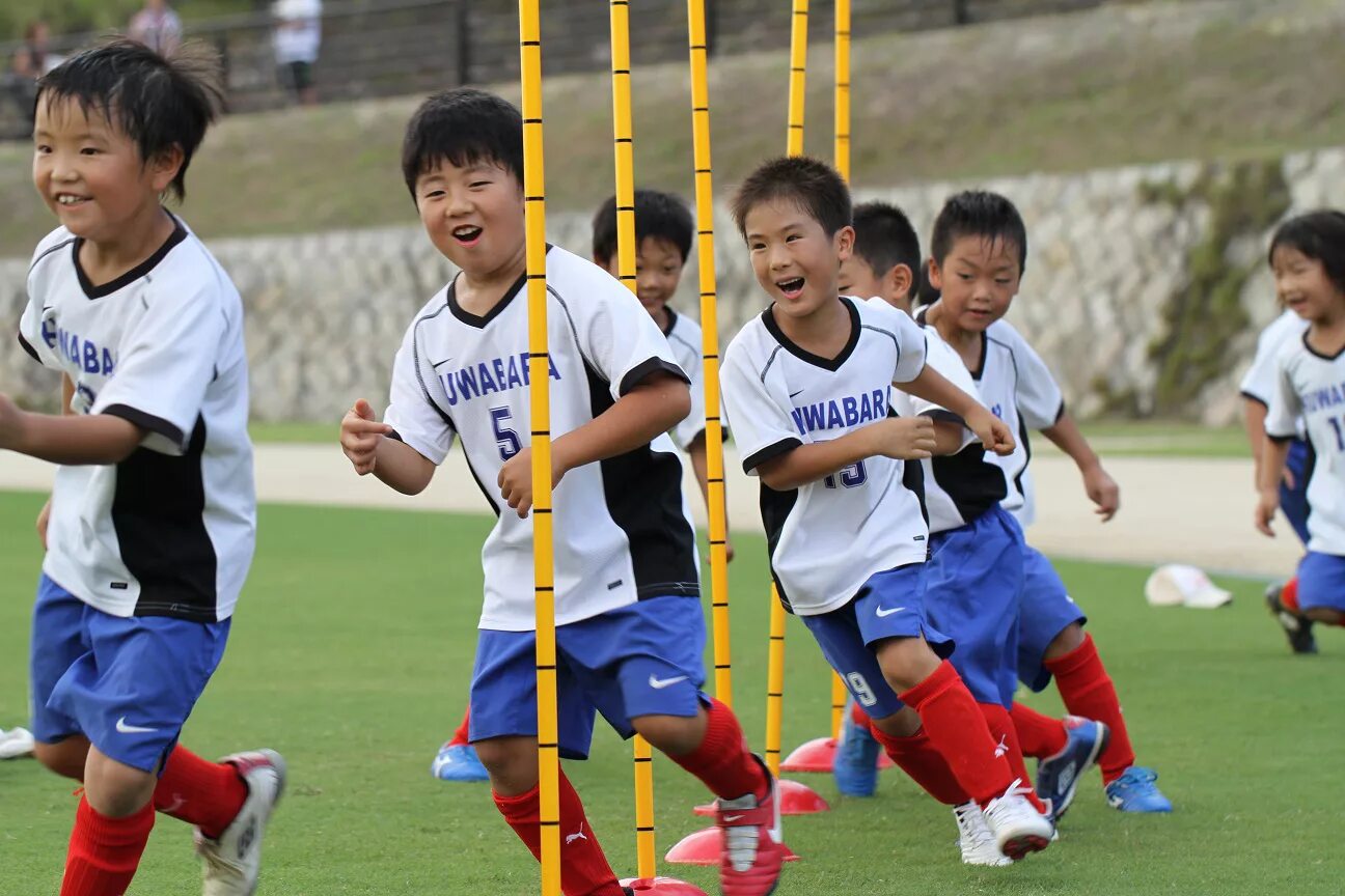 Детский футбол. Футбол дети. Спорт в Китае дети футбол. Тренировки детей Китай.