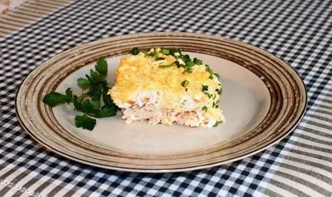 Салат с консервой и яйцом
