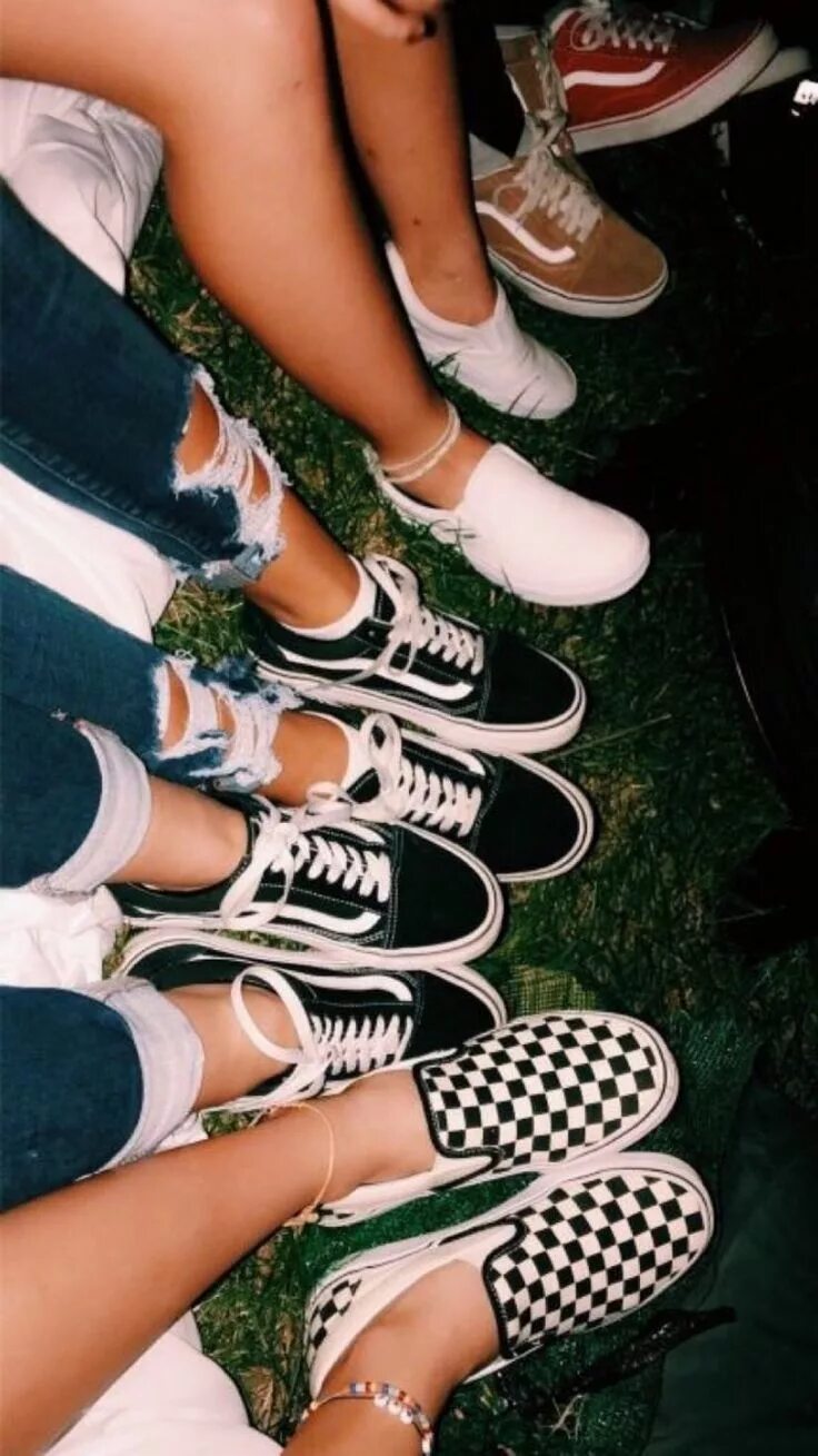 Ботинок друг. Кеды Ванс Эстетика. Девушка в vans. Девушки в кедах vans. Кеды Ванс на девушке.