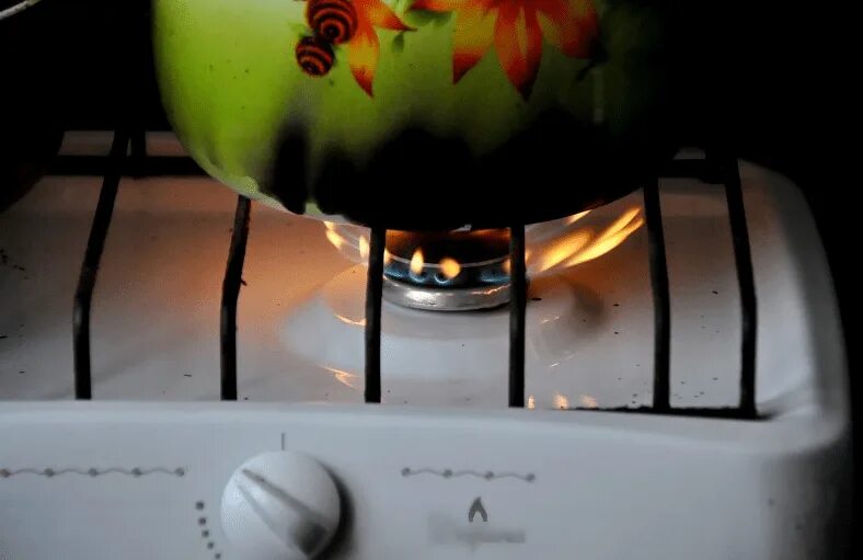 Газовая печка коптит что. Газовая горелка горит. Газовая конфорка. Цвет горения метана. Почему пламя коптит.