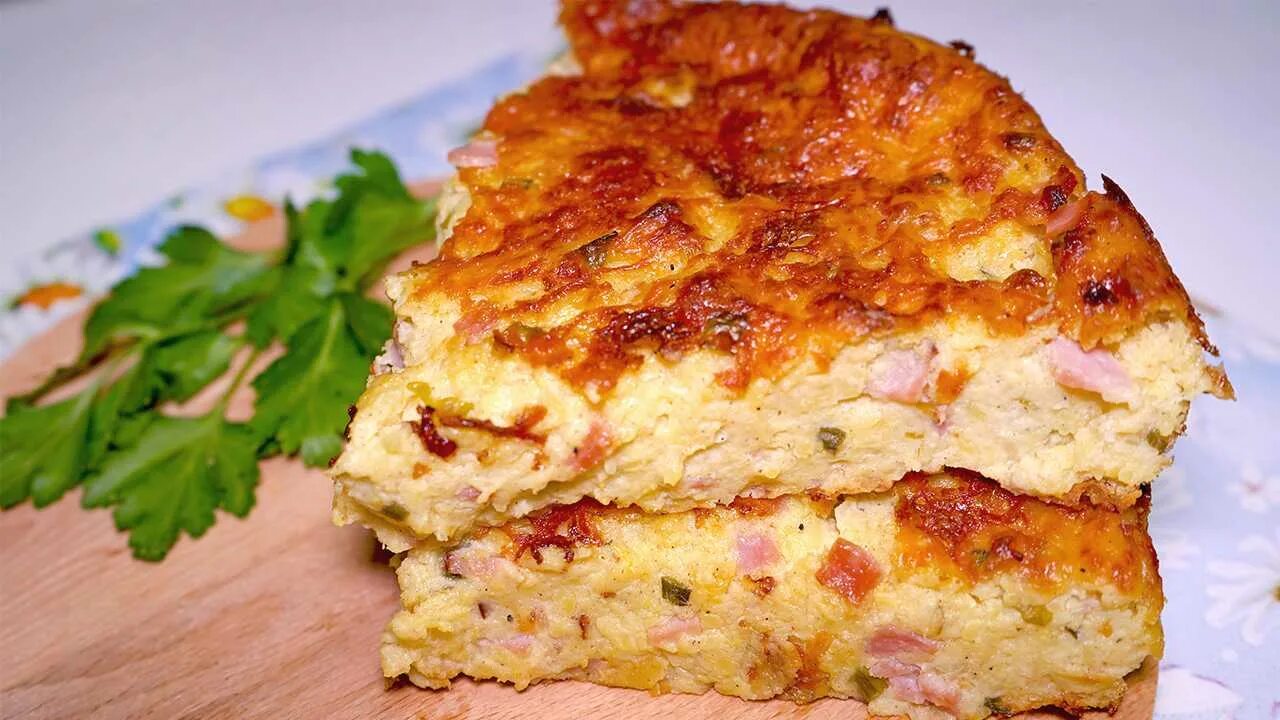 Рецепт запеканки с колбасой и сыром. Запеканка с ветчиной и сыром. картофельная запеканка в духовке. запеканка с колбасой и сыром. картофельная запеканка с сыром в духовке.