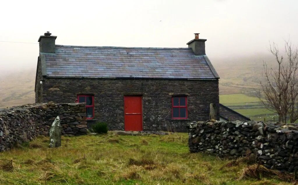 Irish home. Каменные домики Ирландии. Каменный дом в Ирландии. Каменный коттедж в Ирландии. Традиционный ирландский дом.