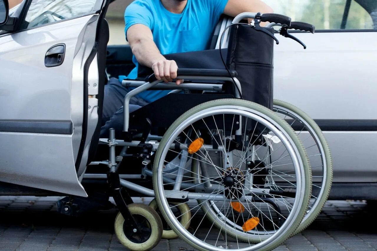 Какая машина для инвалидов. Автомобиль для инвалидов. Автомобиль для инвалидов колясочников. Человек в инвалидной коляске. Инвилад для автомобиль.