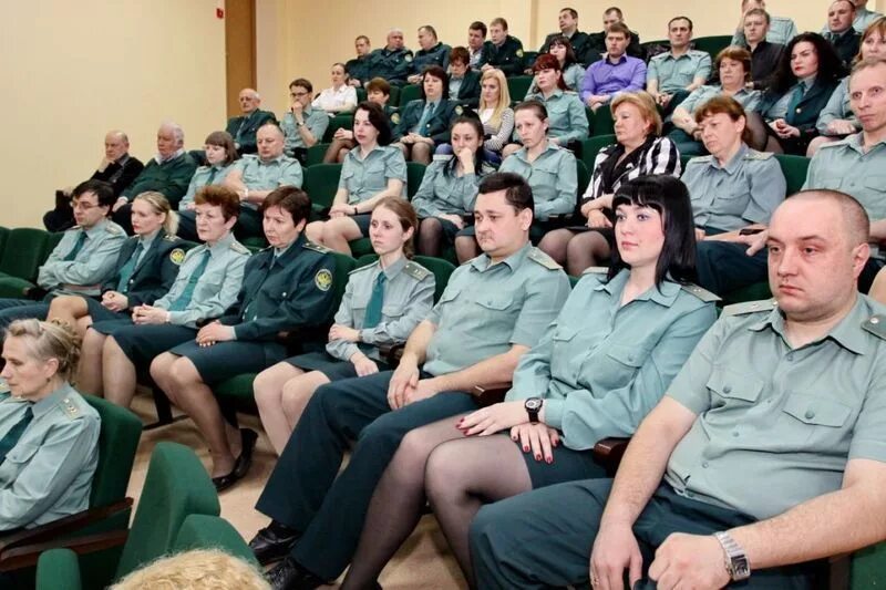 Таможенное дело брянск. Форма таможенников росси. Таможенное дело брянск. Таможенное дело брянск. Брянская таможня троебортное.