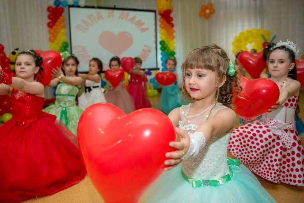 Сердце для танца в детском саду. Танец с сердечками на день матери в детском саду. Сердце для танца в детском саду. Танец мамино сердце валерии вержаковой. Танец с сердечками в детском саду видео.