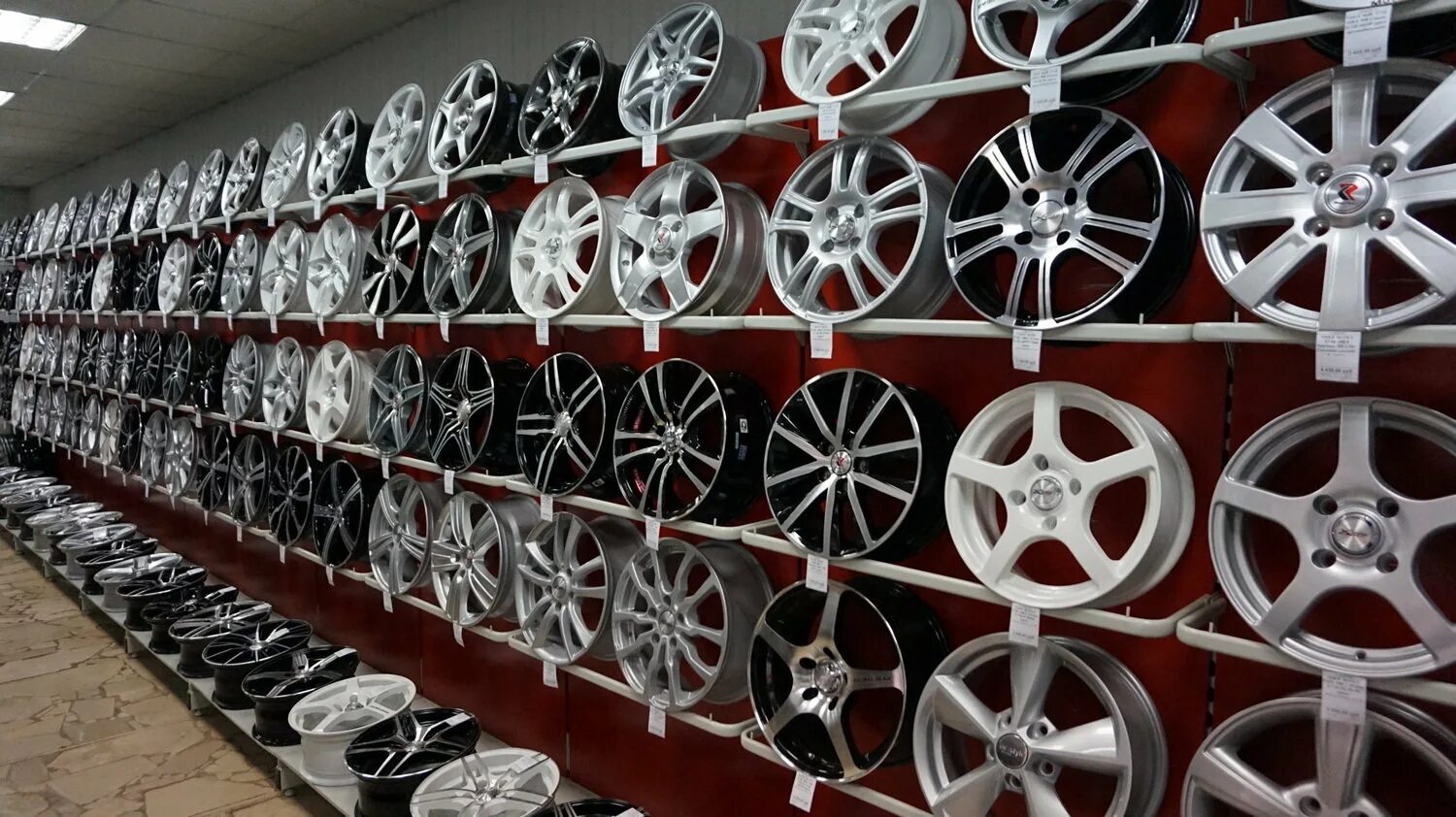 Скупка резины красноярск. Фото автомобильных дисков на витрине. Витрина с дисками для машин. 4 болотное красное хромированные кованые диски 17. Скупка автомобильных дисков.