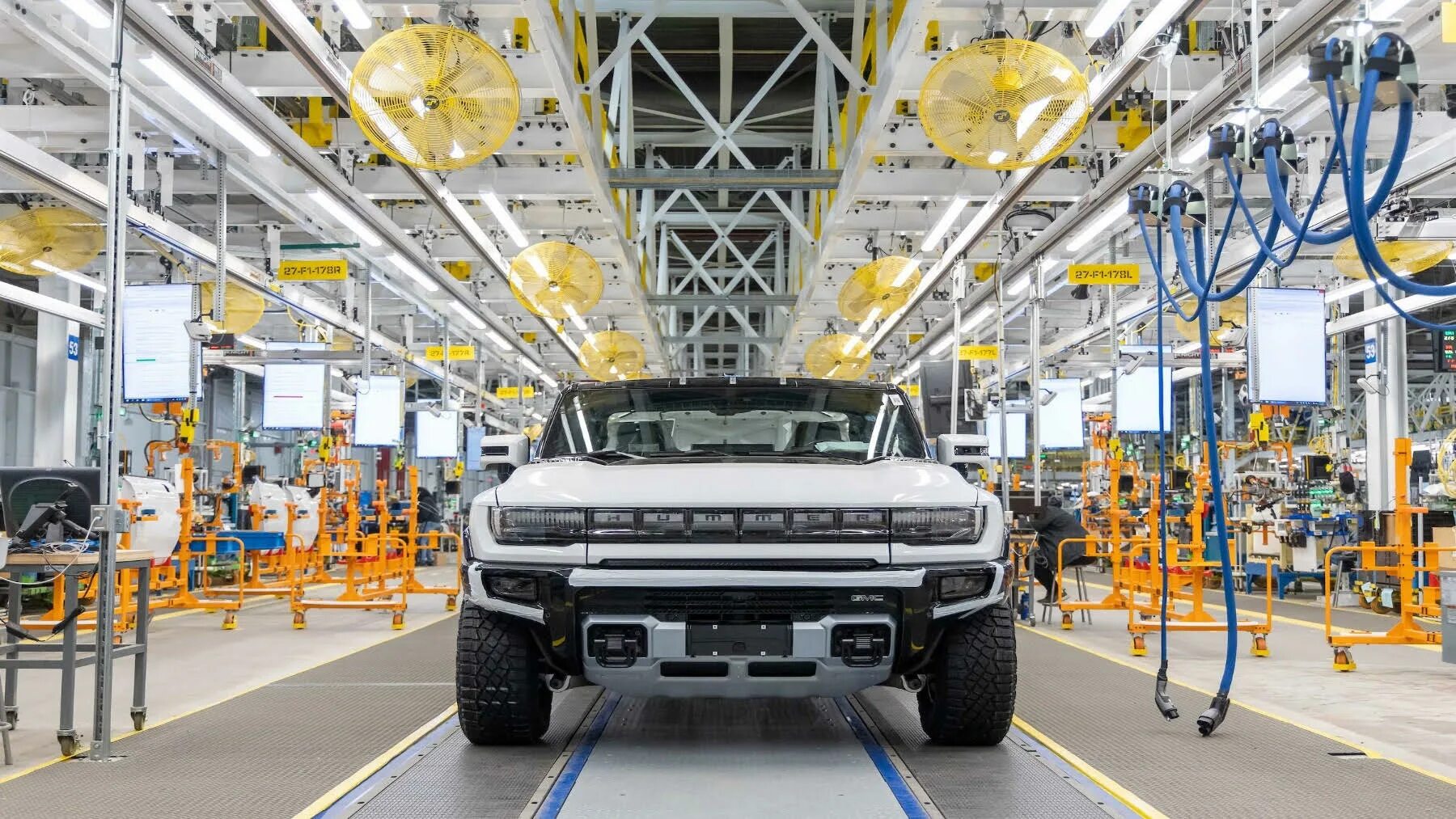 Завод tesla. Завод электромобилей. Конвейер тесла. Марки электромобилей. Завод тесла гигафабрика.