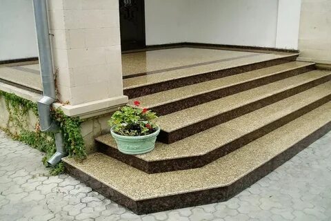 Гранит на улице