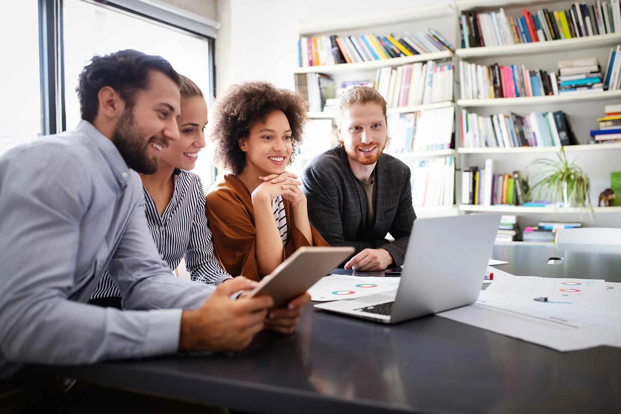 Люди работают со всего мира. Креативная команда. В январе день студента картинк. Группа людей работающих вместе. Люди в офисе.