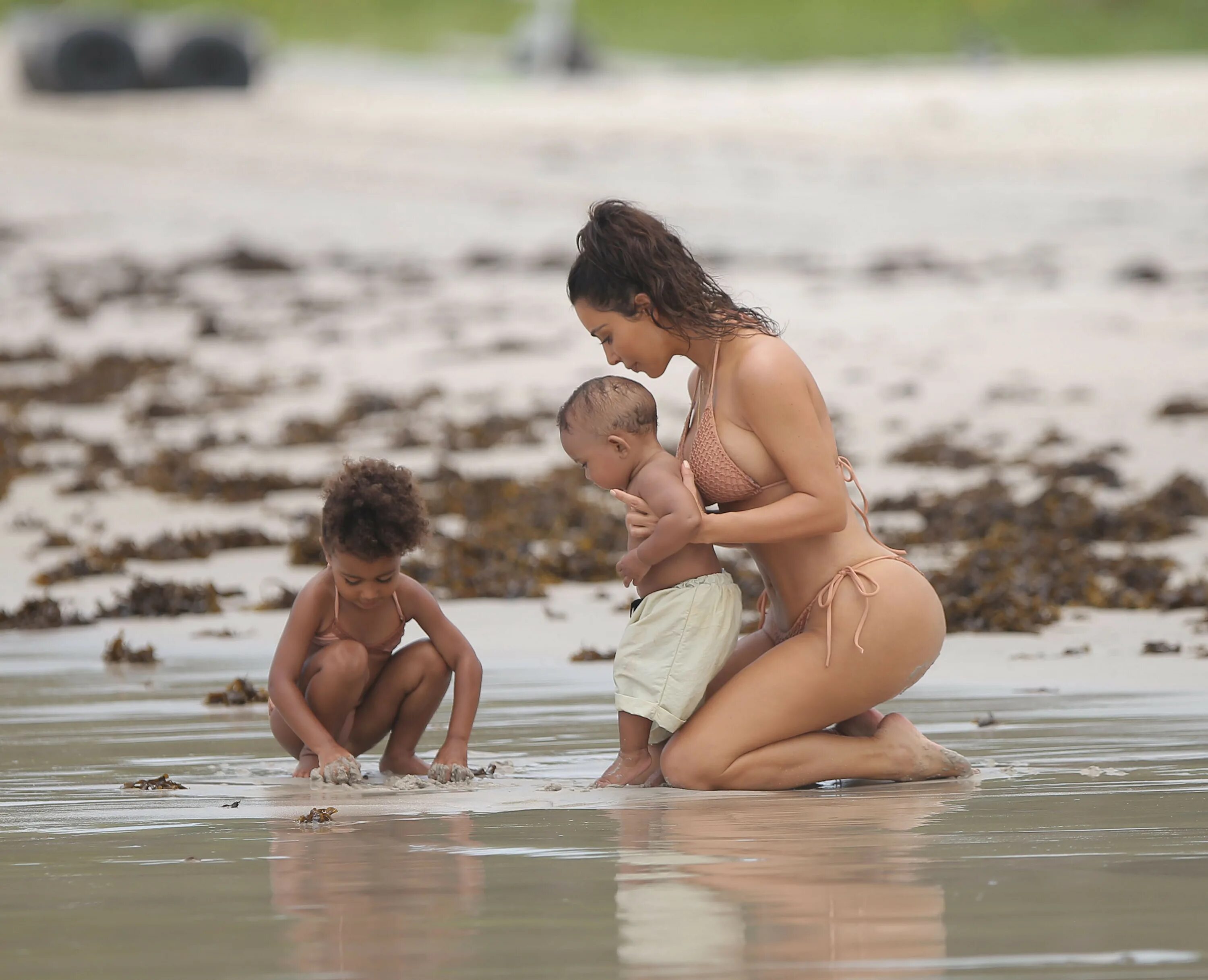Мамы на нудиском пляже. Нагие дети с родителями. Мамочки на пляже с семьей.