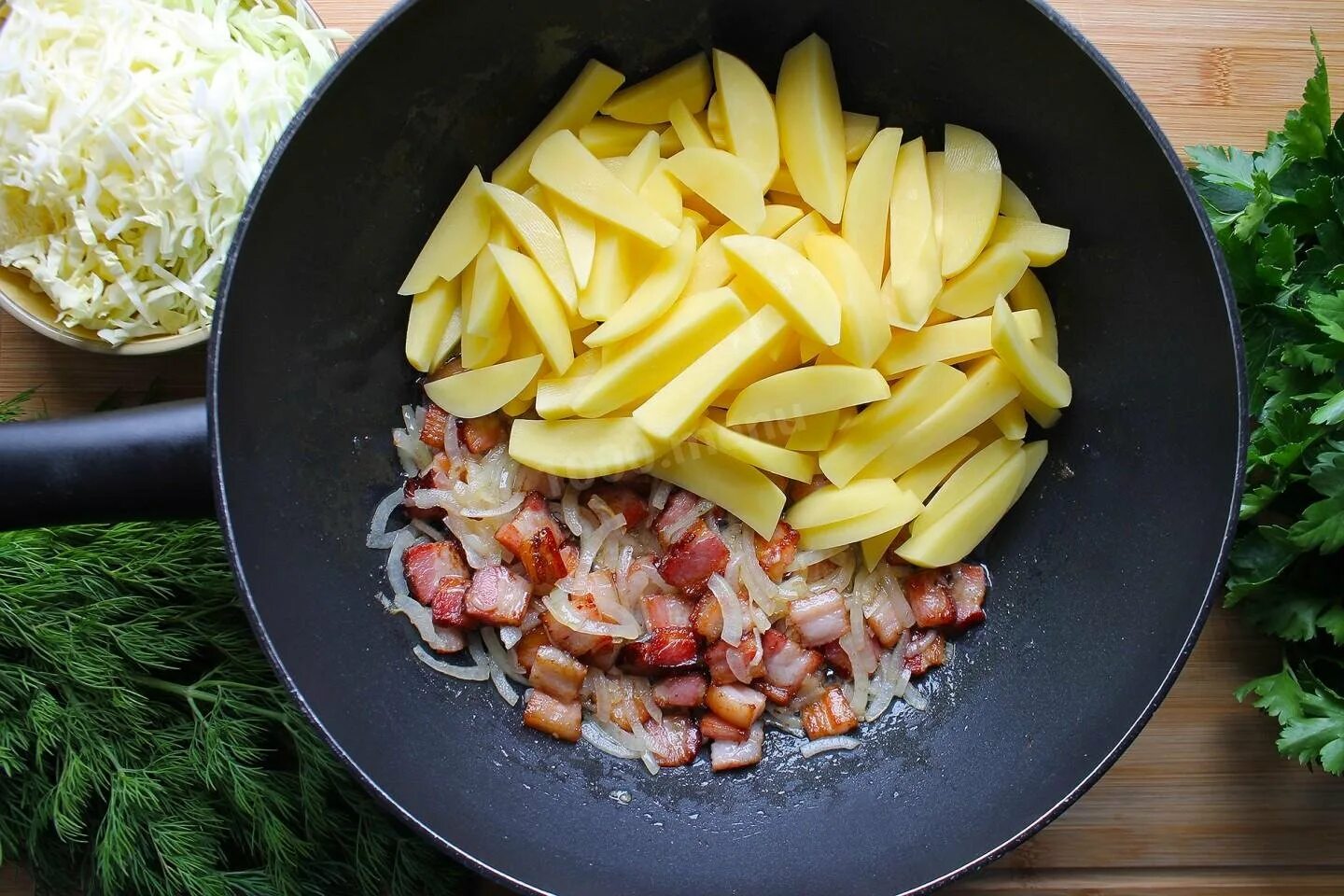 Как вкусно пожарить картошку с мясом. Жареная картошка с мясом. жареный картофель на сковороде. жареная картошка на сковороде. жареная картошка с мясом на сковороде.