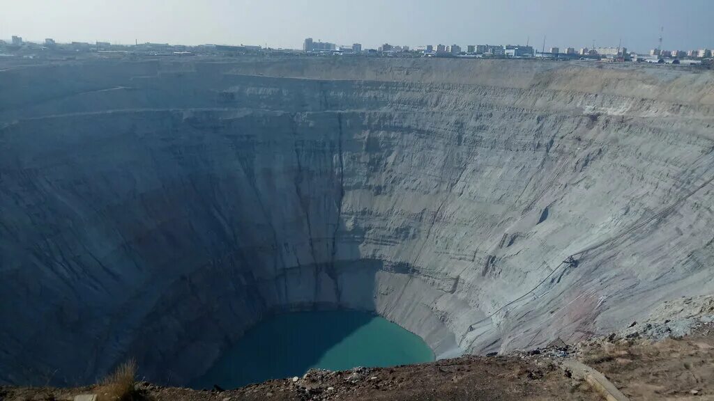 Возле карьера стояло в 4 раза. Поселок Мирный кимберлитовая трубка. Мирный Якутия кимберлитовая трубка. Кимберлитовая трубка мир город Мирный. Город Мирный Саха Якутия карьер.