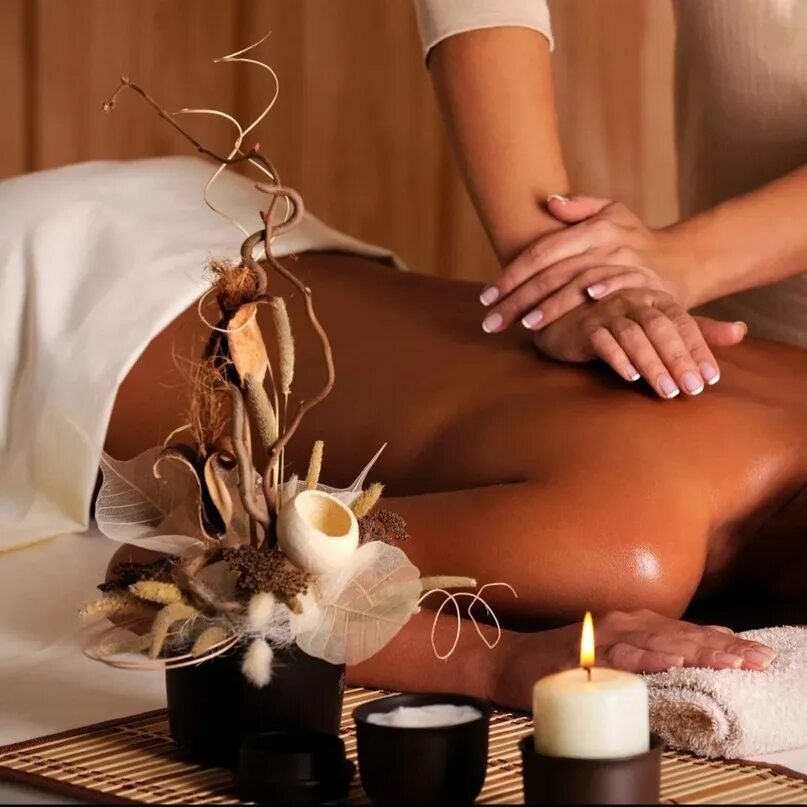 Спа массаж. Массаж тела салоне. Салон красоты массаж. Испанский массаж. Стол для тайского массажа.