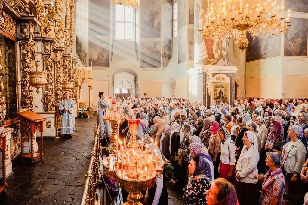 Литургия на день. Православная божественная литургия. литургия в православной церкви. богослужение в церкви. богослужение в православном храме.