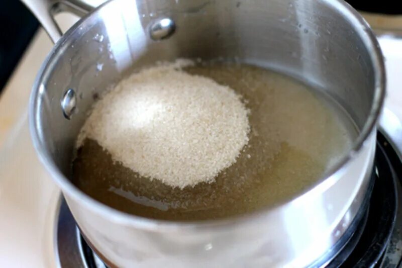 Приготовление сахарного сиропа. Сахар в кастрюле. Сахарный сироп в сотейнике. Сахаро паточный сироп.