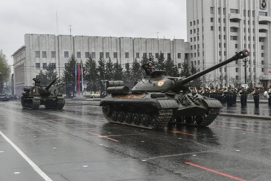 Хабаровск танковые войска. Хабаровск армия танковые войска. Танкисты Хабаровск. Танкист армия Хабаровск.