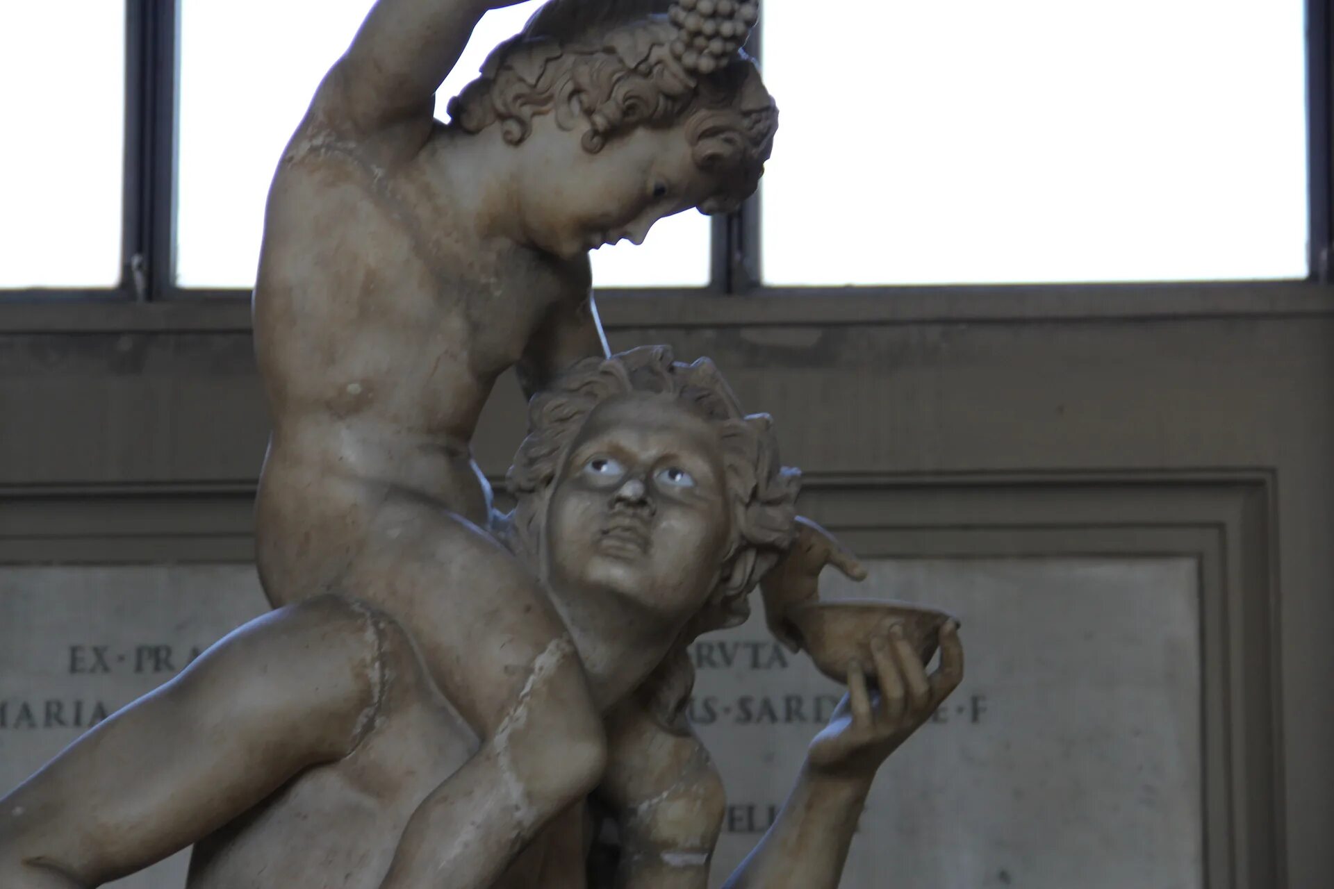 молния в ватикане в статую петра. кафедра святого петра статуи. скульптура иисуса христа италия ватикан. памятник на площади петра в ватикане. статуя папа и сын.