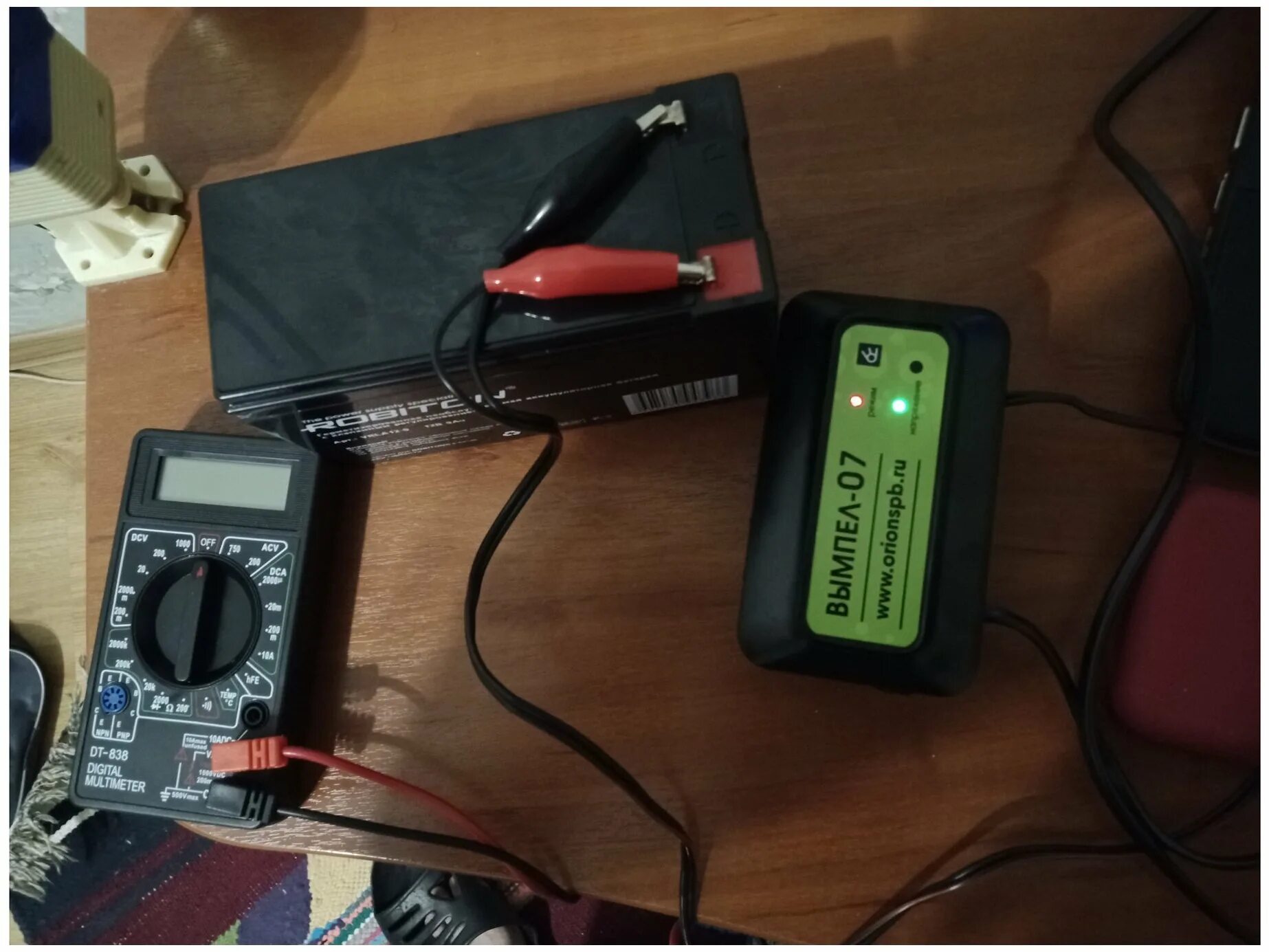 зу вымпел 07. вымпел 07. устройство зарядное "вымпел-05" (автомат 1,2а 12в) для гелевых и кислот. вымпел 07 зарядное устройство крутилка внутри. вымпел 07.