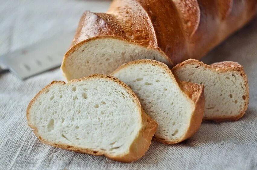 Что такое припек при выпечке хлеба. Хлеб пшеничный Батонообразный. Хлеб пшеничный из муки высшего сорта. Белый хлеб из пшеничной муки. Батон нарезной пшеничный.