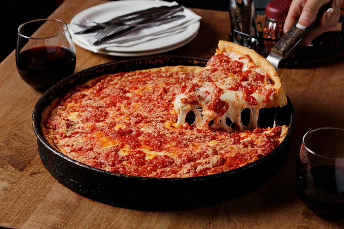 Какое блюдо пицца. Пицца Deep dish. Чикаго дип диш пицца. Пицца Чикаго. Чикаго пицца Москва.