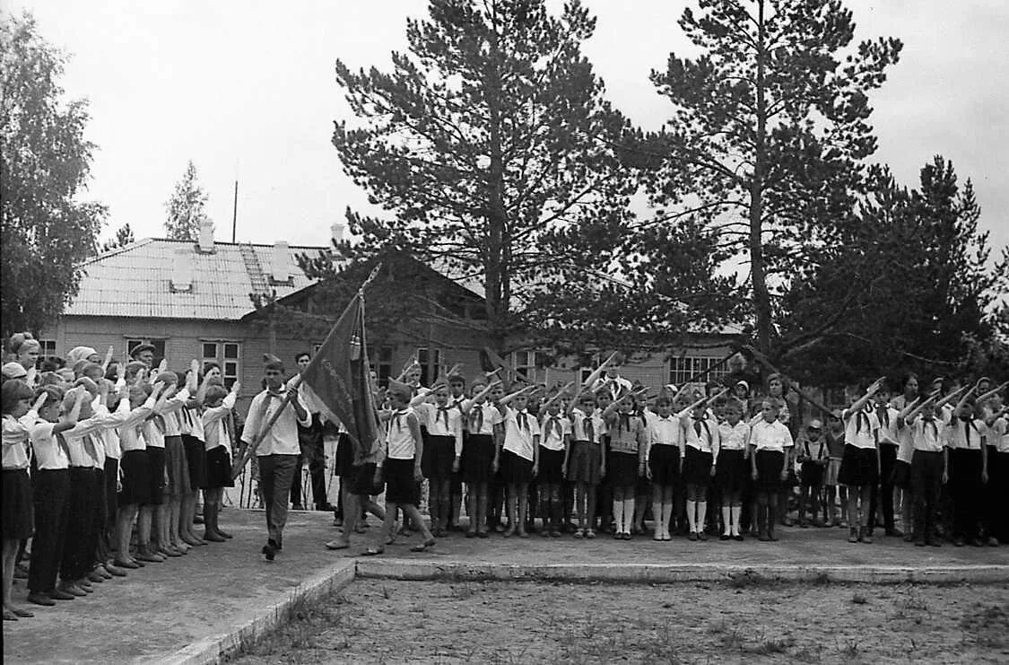 Пионерский лагерь советские времена. Пионерлагерь Пионерский лагерь СССР. Пионерский лагерь Чайка в Котласе. Пионерский лагерь Беломорец Архангельск. СССР Пионерский лагерь Чайка.