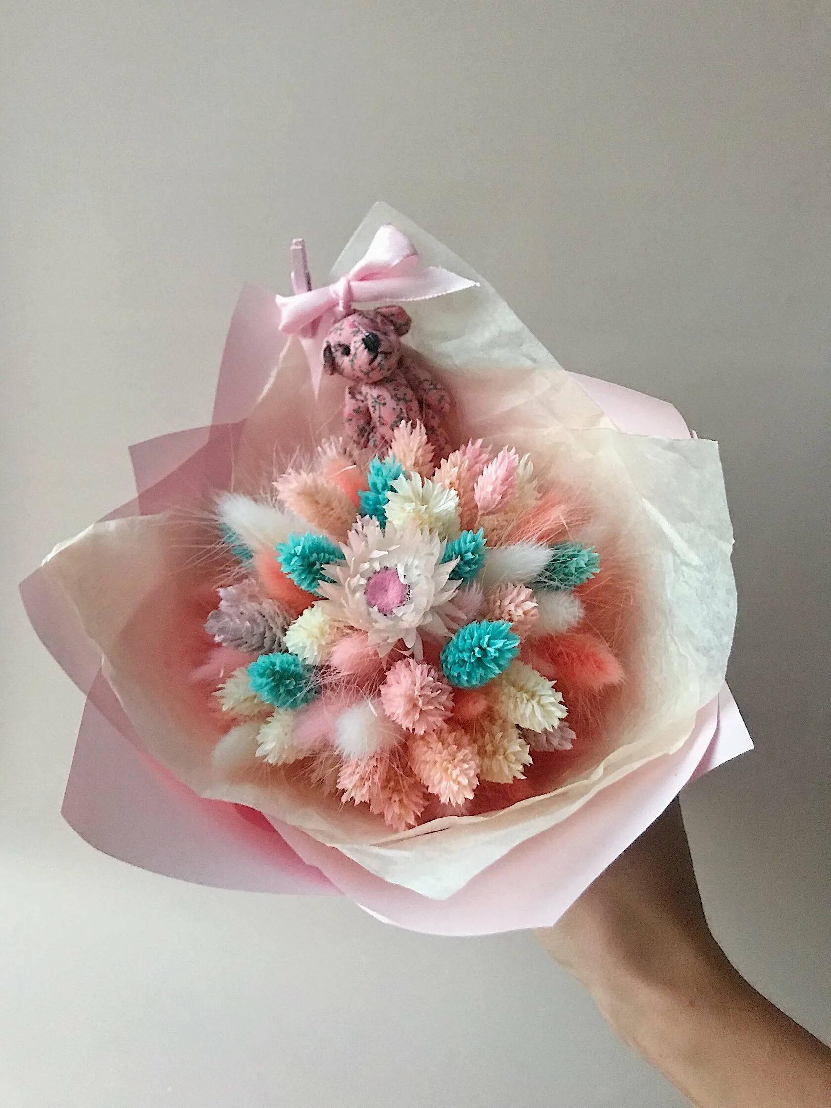 Букет для девочки 6. Букет из игрушек для девочки. Девочка с букетом. Детский букет. Детский букет.