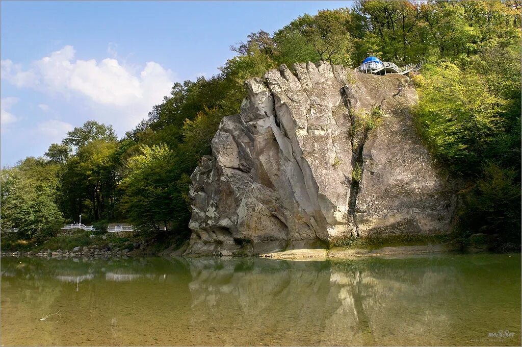 Крыловы краснодарский край. Горячий ключ Краснодарский край Курортный парк. Гора петушок горячий ключ фото. Горячий ключ парк петушок. Скала спасения горячий ключ.