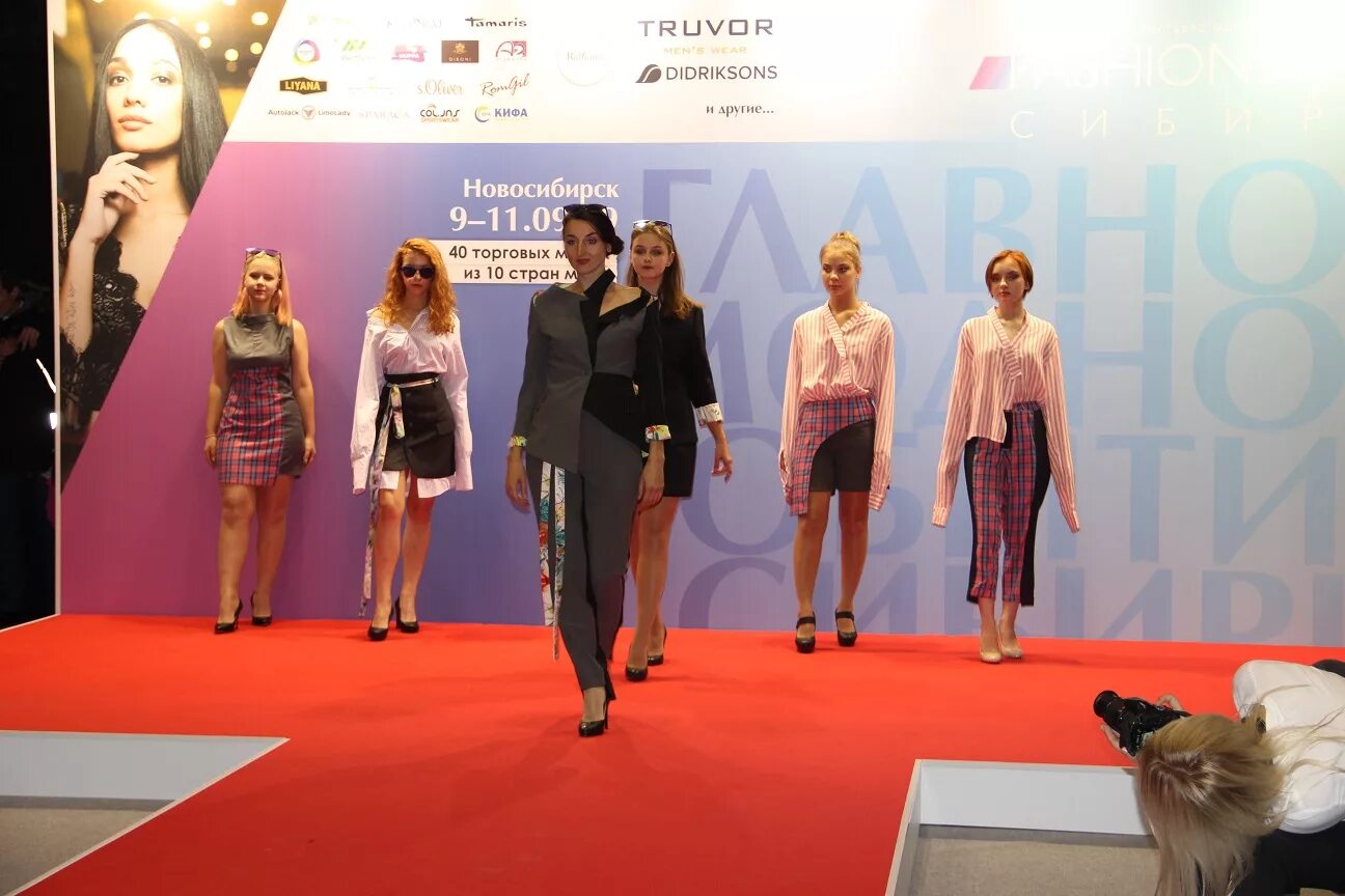 Fabrika модная одежда. Одежда для выставки женская. Выставка одежды. Одежда на выставку для женщин. Выставка одежды.