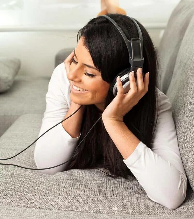 Автозвук авто. Подросток в наушниках. Человек в наушниках картинки. Слушаешь самых мощнейших. Сабвуфер в тачке.