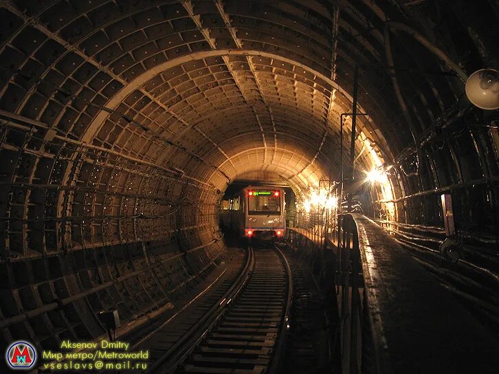 Мир метро цена. Фонари в тоннеле метро. Мир метро. Дверь в тоннеле метро 315 тон. METROWORLD.