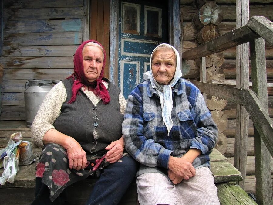 На земле нет у бабушки две. Баба Нина знахарка. Деревенские жители. Деревенская бабушка. Деревенская старушка.