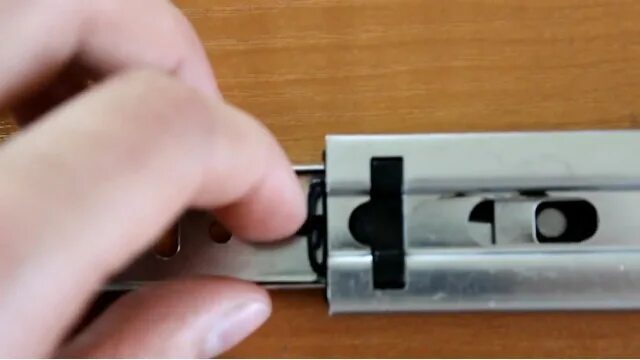 Как разобрать телескопические направляющие для выдвижных. Разобрать шариковые направляющие для выдвижных ящиков. направляющие шариковые разобранные. шариковые направляющие в разборе. шариковые направляющие для ящиков разобранные.