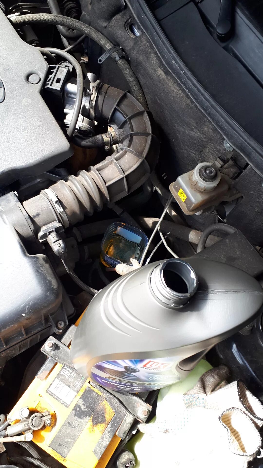 Масло в кпп приора 2010. Сливная пробка масла кпп приора. Уровень масла кпп приора 2. Сливная пробка приора 16 клапанов моторного масла. Масло в коробку приора 16.