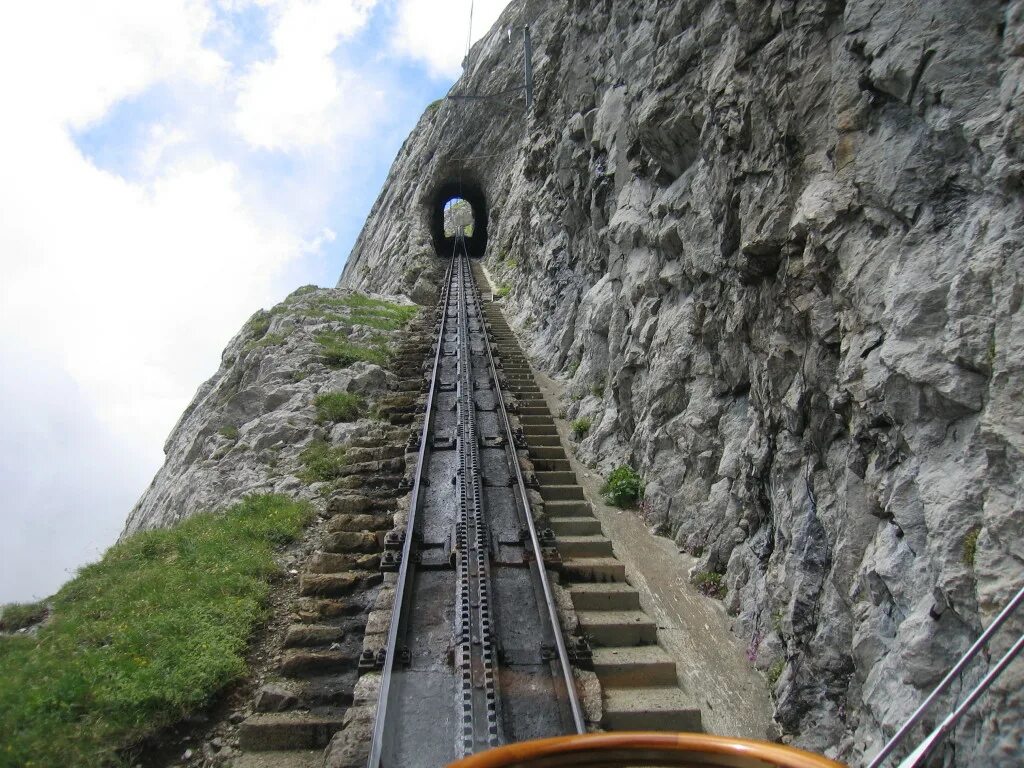 Известные железные дороги. Пилатус Швейцария железная дорога. Пилатусбан самая крутая железная дорога в мире. Пилатус Швейцария зубчатая дорога. Железная дорога на гору Пилатус.