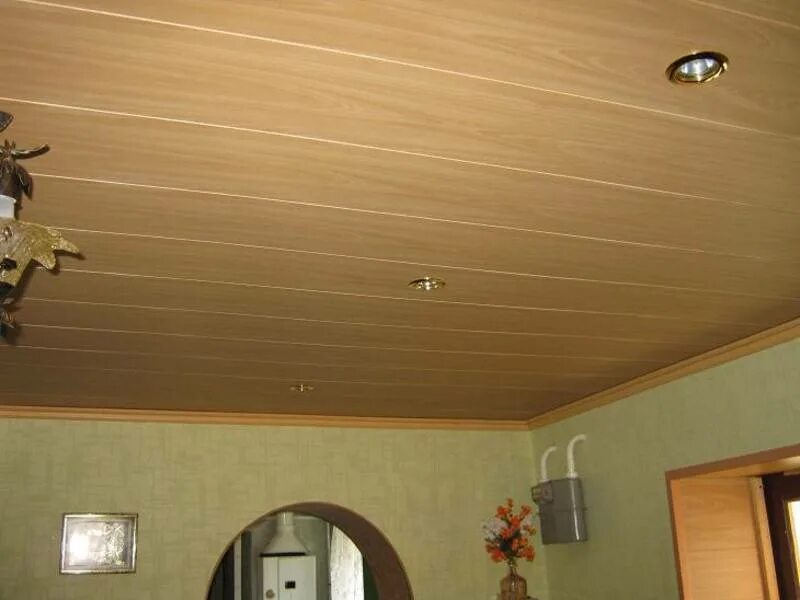 Потолок из пластиковых панелей. Потолок из МДФ панелей. Пластиковые панели для потолка. Пластиковая вагонка на потолок. Отделка потолков панелями пвх