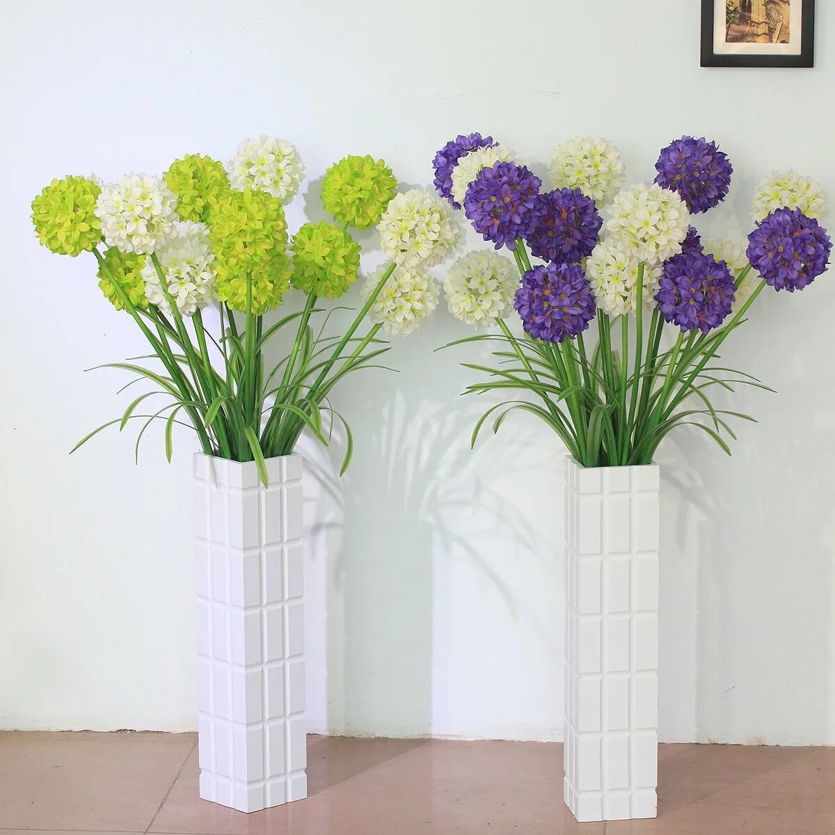 Декоративные цветы для интерьера в вазу. Ваза с искусственными цветами в интерьере. Искусственные цветы в напольной вазе. Вазы с цветами в интерьере.