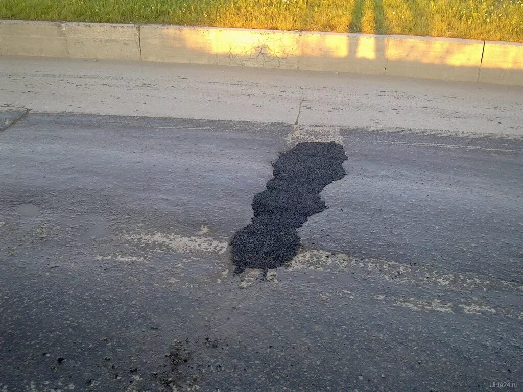 холодная яма. заделка ям в асфальте. глубокие ямы на дороге. яма на дороге. полузаглубленный арочный погреб.