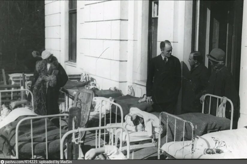 Туберкулезный санаторий 1920. Исторические сведения о туберкулезе. Как раньше лечили туберкулез. Исследование туберкулеза. Туберкулез историческая справка.