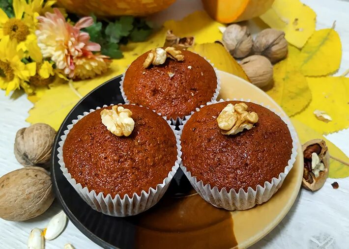 Пп кекс из тыквы. Тыквенный кекс с грецкими орехами. шоколадный маффины тыквенный. маффины из тыквы от юлии высоцкой. тыквенные маффины пп.