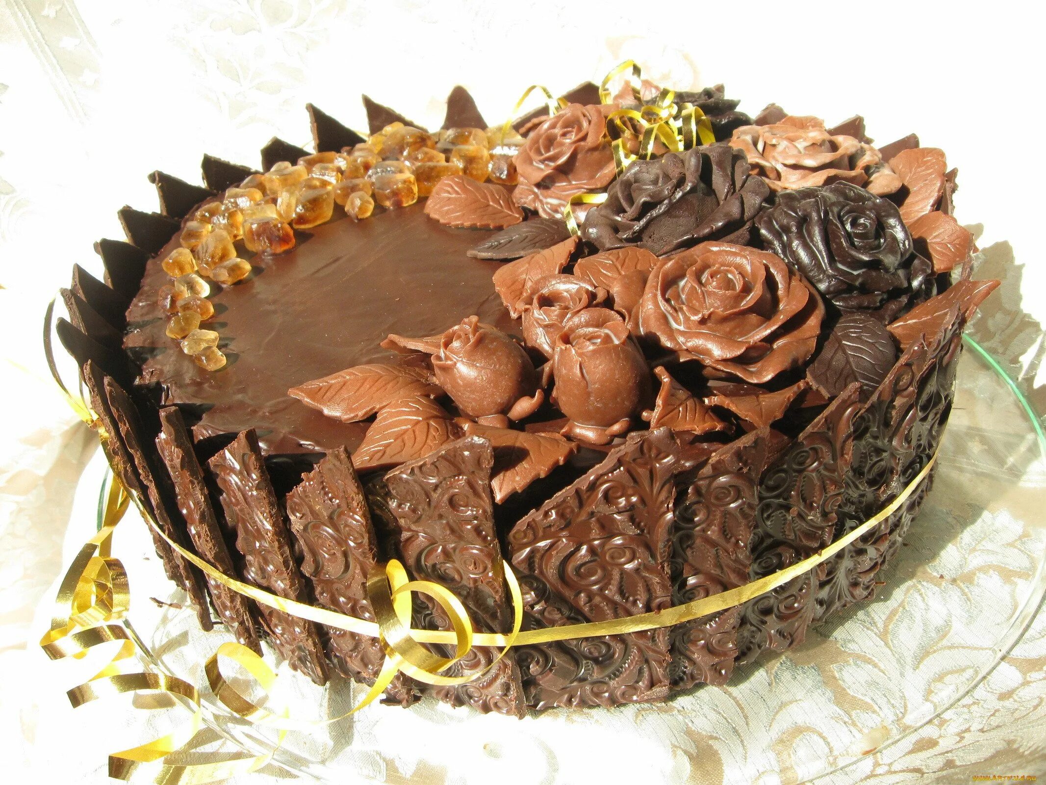 Торт оформление картинки. Украшение торта. Шоколадный торт. Украшение торта шоколадной стружкой. Красивый шоколадный торт.